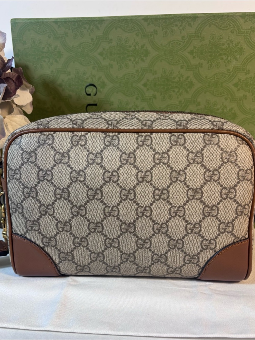 Beautiful Gucci Small Emblem Crossbody - Picture 3 of 16